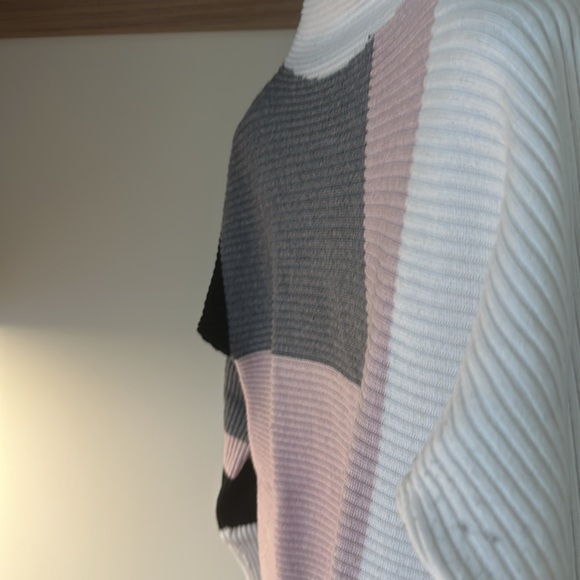 Cozy sweater, brand is Ness, size M - Picture 2 of 3
